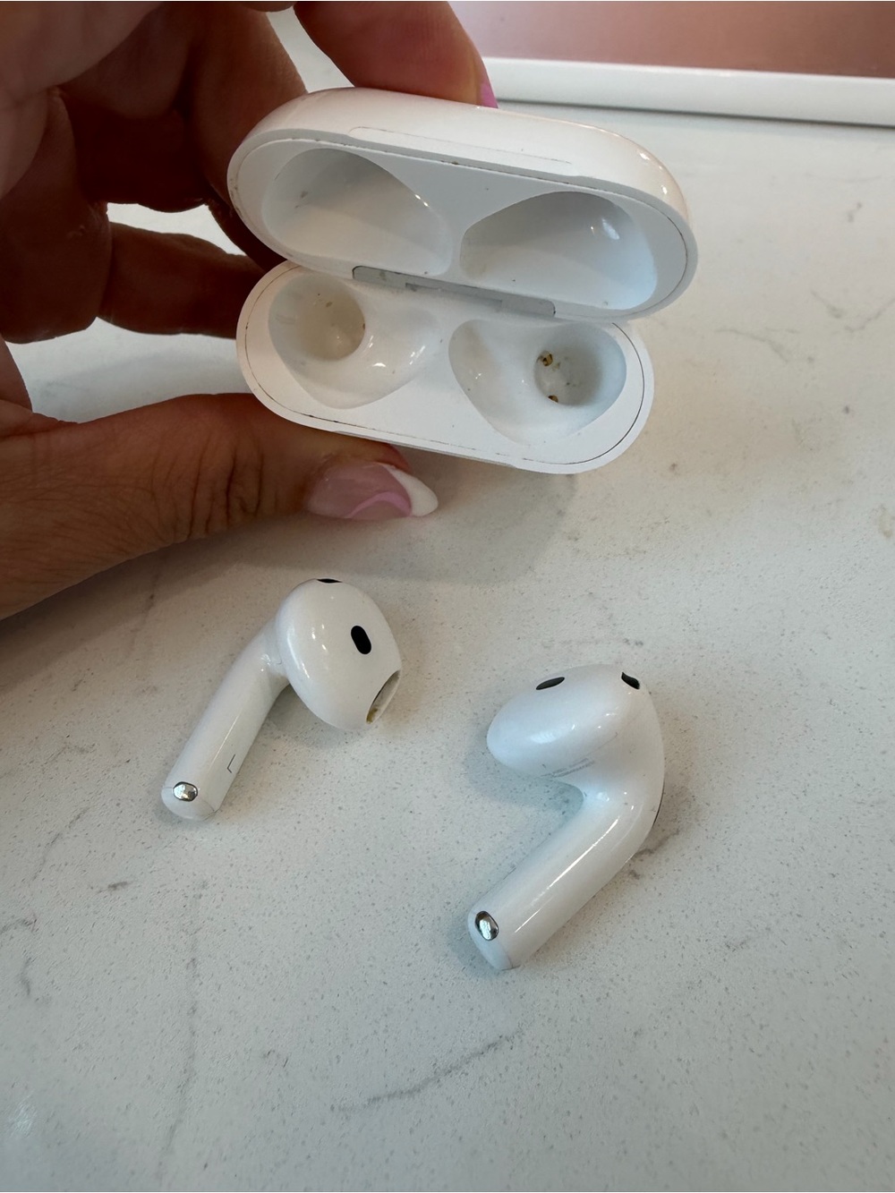 Apple AirPods 4 with Active Noise Cancellation - Picture 2 of 6